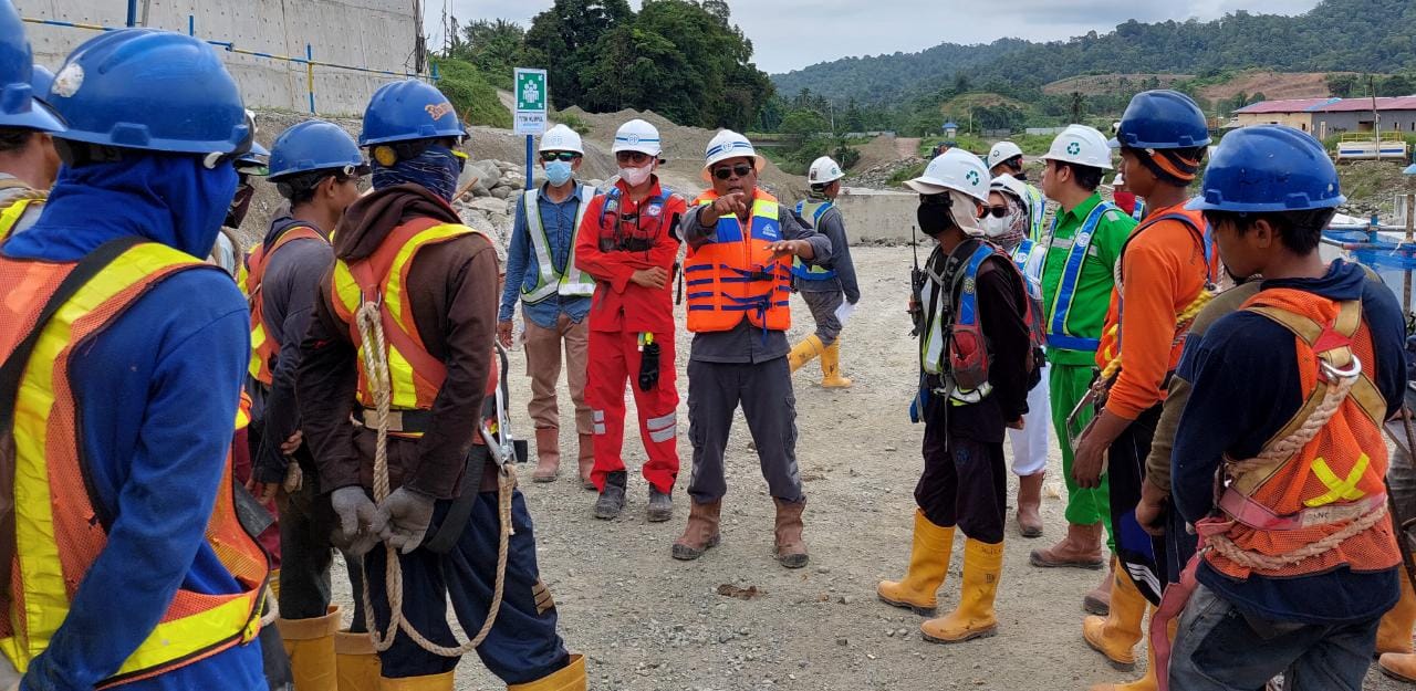 Gelar Simulasi, PT PP Bendungan Lolak Edukasi Pekerja Tentang Kecelakaan Kerja
