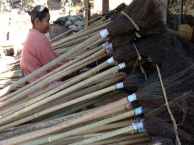Pengrajin Sapu Ijuk Tradisional di Desa Sia Masih Tetap Eksis