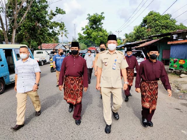 Jabat Lurah Gogagoman, Effendy Adam Hasan Disambut Secara Adat