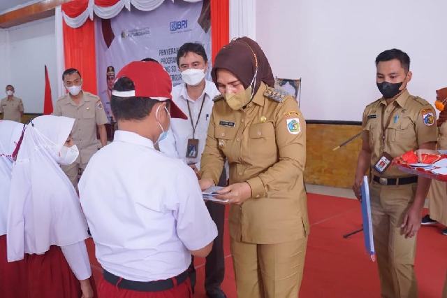 Wali Kota Kembali Serahkan Bantuan Anak Asuh Ke Ribuan Siswa dan Mahasiswa di Kotamobagu
