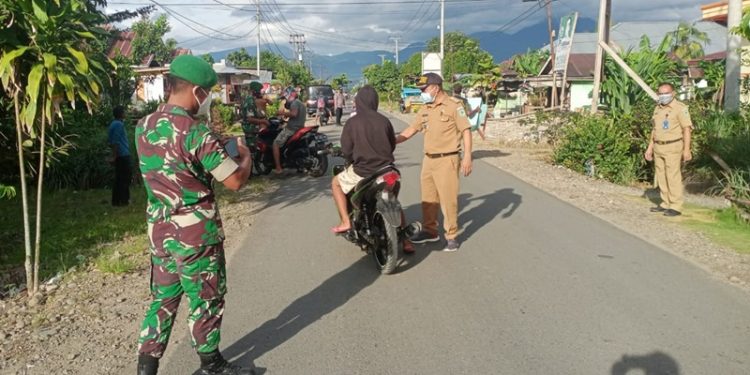 Pemeritah Kecamatan Lolayan Gandeng TNI-Polri Sweeping Kartu Vaksin di Dua Titik