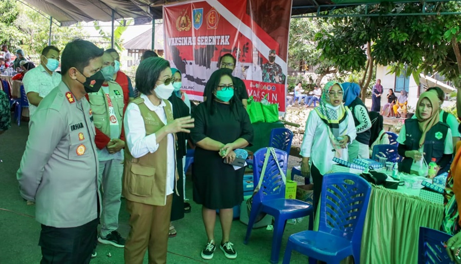 Bupati Yasti Tinjau Vaksinasi Covid-19 Serentak di Desa Bilalang