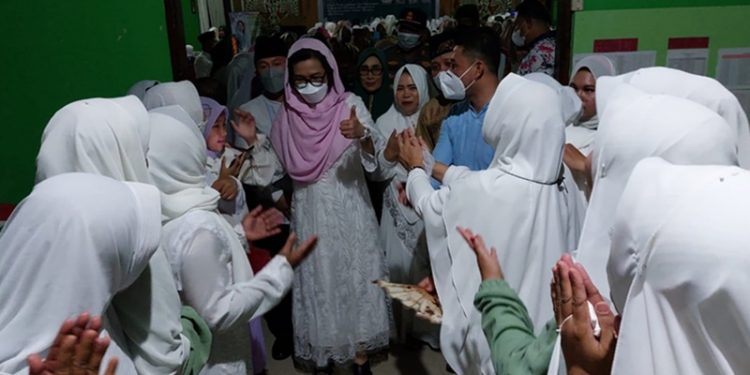 Bupati Yasti Hadiri Wisuda Iqro 85 Anggota Majelis Taklim