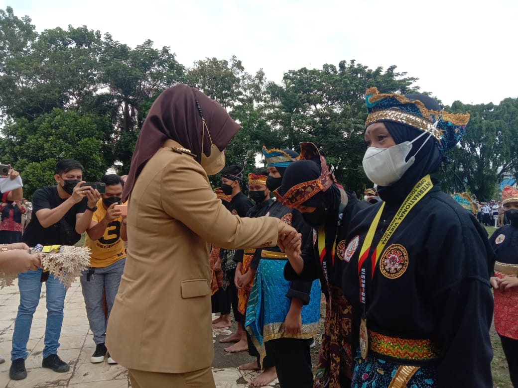 Wali Kota Kotamobagu Berikan Medali Kepada Atlet Pencak Silat Berprestasi di Ajang International