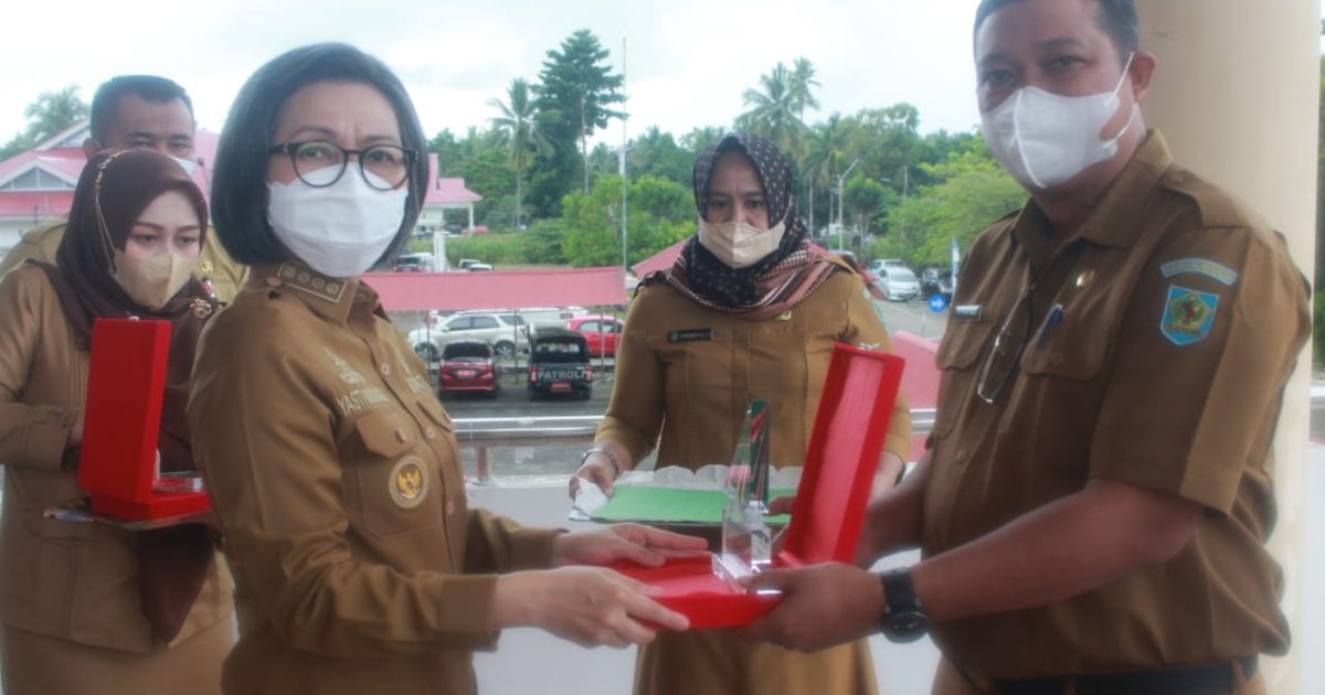 Masuk Zona Hijau Penilaian Akselerasi, Yasti Serahkan Penghargaan Tiga Pimpinan SKPD