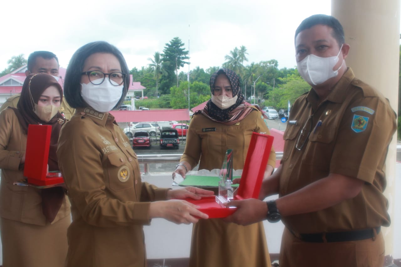Masuk Zona Hijau Penilaian Akselerasi, Yasti Serahkan Penghargaan Tiga Pimpinan SKPD