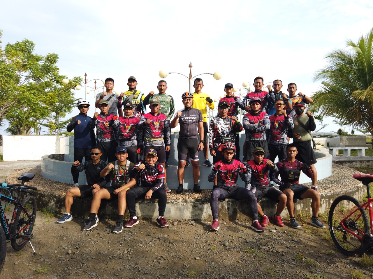 Komandan Batalyon Artileri Medan (Armed) 19/105 Tarik Bogani Letkol Arm Edi Yulian Budiargo, S.Sos, M.Han memimpin langsung kegiatan Fun Bike, Jumat 28 Januari 2022.