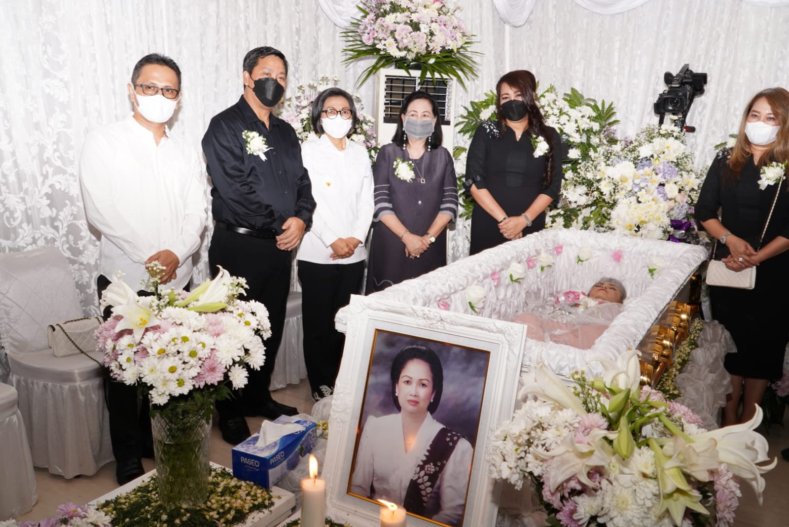 Bupati Bolmong Yasti Soepredjo Mokoagow bersama wakil Bupati Yanny Ronny Tuuk serta jajaran Pemerintah Daerah melayat di rumah duka Kandouw - Tanos