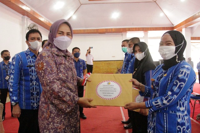Wali Kota Serahkan SPPDT PBB dan DHKP Kepada Lurah dan Sangadi Se-Kotamobagu