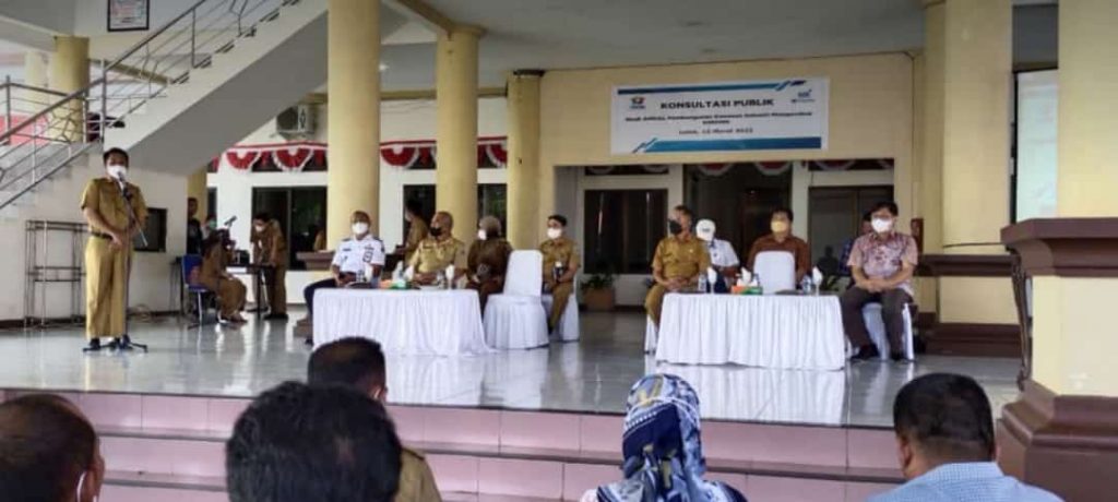 Sekda Bolmong Tahlis Gallang SIP MM, saat menyampaikan sambutan pada konsultasi publik AMDAL PT KIMONG