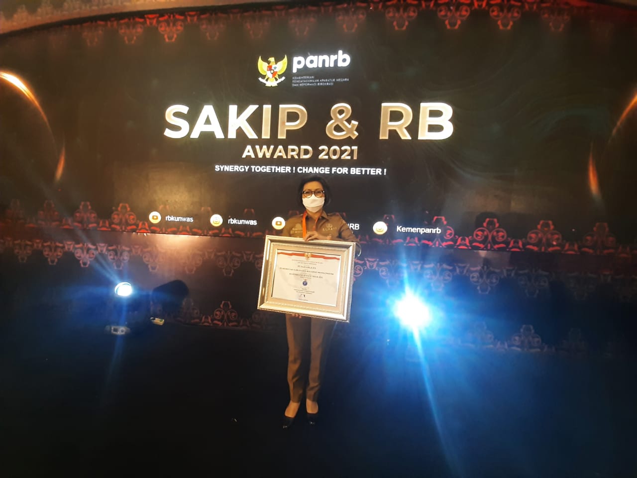 Bupati Bolmong Yasti Soepredjo Mokoagow saat menerima piagam penghargaan Peringkat B pada SAKIP dan RB Award 2021