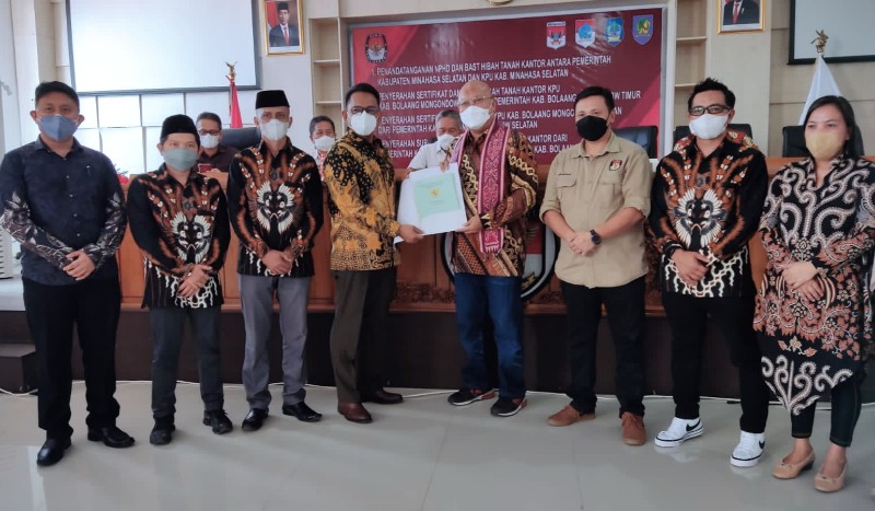 Pemkab Boltim﻿ Serahkan Sertifikat dan Hibah Tanah Pembangunan Kantor KPU