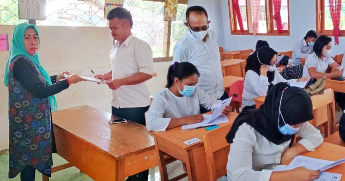 Kepala Disdik Bolmong Renty Mokoginta dan Kabid PAUD dan PNF Disdik Bolmong Rusni Mokoagow membuka Ujian UPK Paket C secara sbolis