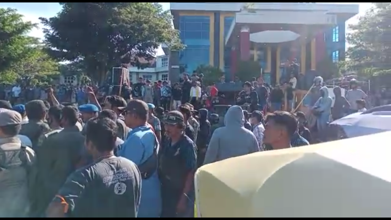 Demo AMPB Kritik Kebijakan Pemkab Buol Berakhir Kacau