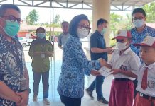 Bupati Bolmong Yasti Soepredjo Mokoagow saat menyerahkan beasiswa