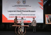 Bupati Bolmong Yasti Soepredjo Mokoagow saat menerima LHP atas LKPD Tahun Anggaran 2021