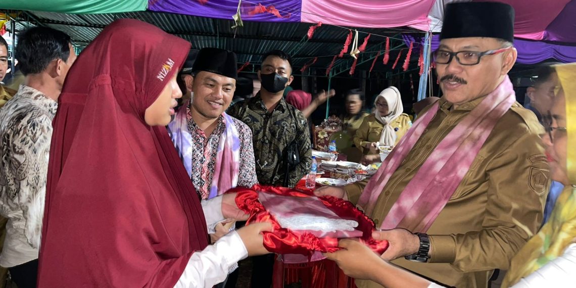 Batik Jumputan Hasil Karya Siswa SD 2 Nonapan Jadi Salempang Pj Bupati Bolmong