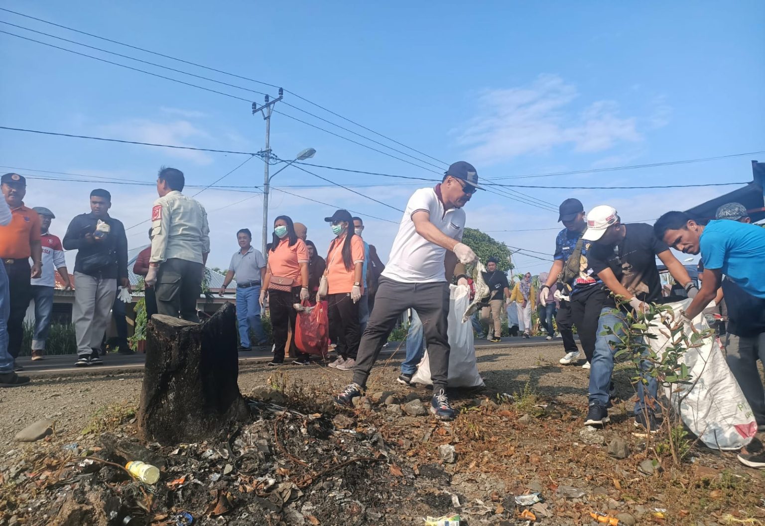 Penjabat Bupati Bolmong Limi Mokodompit Ajak ASN Bolmong Bersih – Bersih di Pasar Lolak