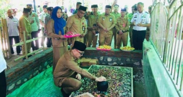 Pj Bupati Limi Mokodompit Ziarah Makam H2M