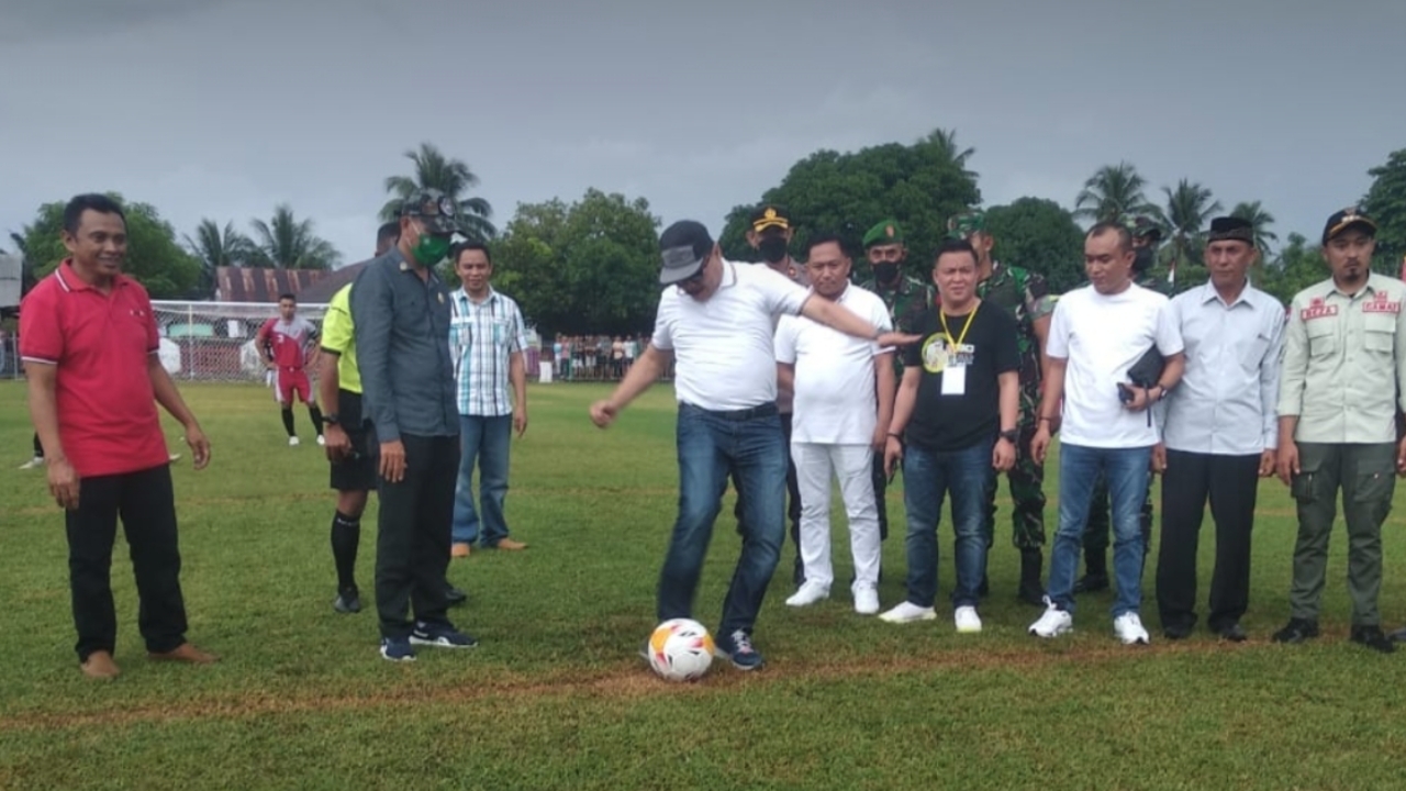 Pj Bupati Bolmong Limi Mokodompit Buka Open Tournament Kancil Mas 2022 Se-BMR