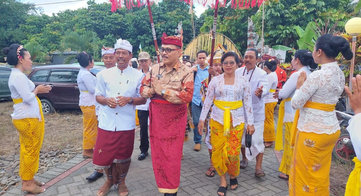 Penjabat Bupati Bolmong Limi Hadiri Perayaan Pujawali di Dumoga