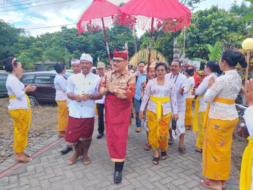 Penjabat Bupati Bolmong Limi Hadiri Perayaan Pujawali di Dumoga