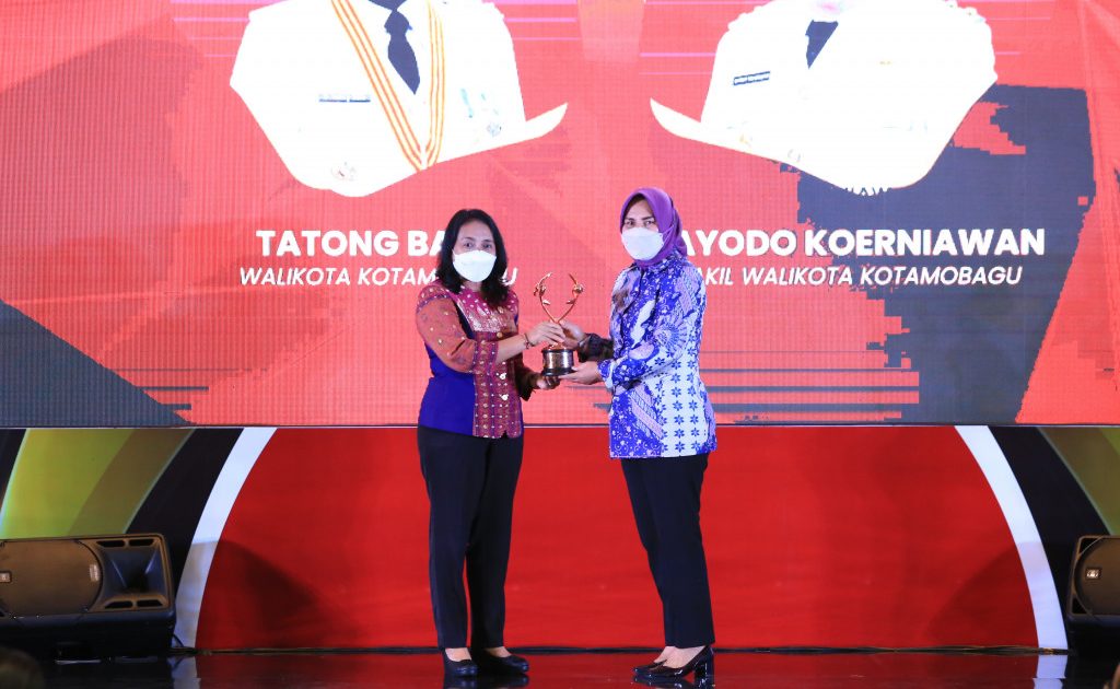 Wali Kota Kotamobagu Terima Penghargaan Kota Layak Anak Kategori Nindya