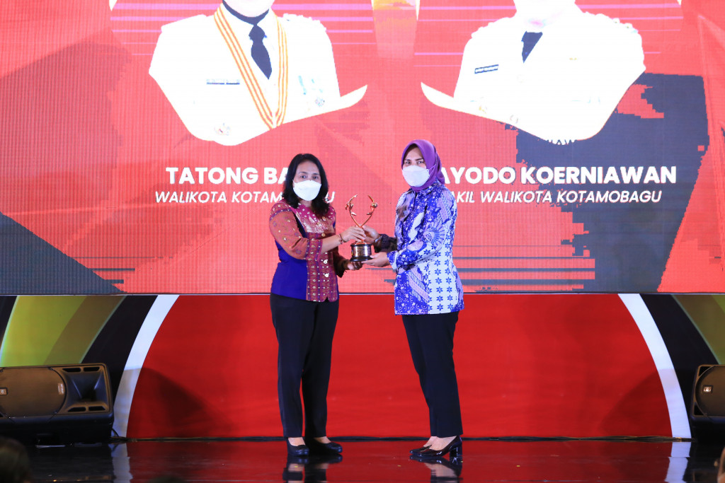 Wali Kota Kotamobagu Terima Penghargaan Kota Layak Anak Kategori Nindya