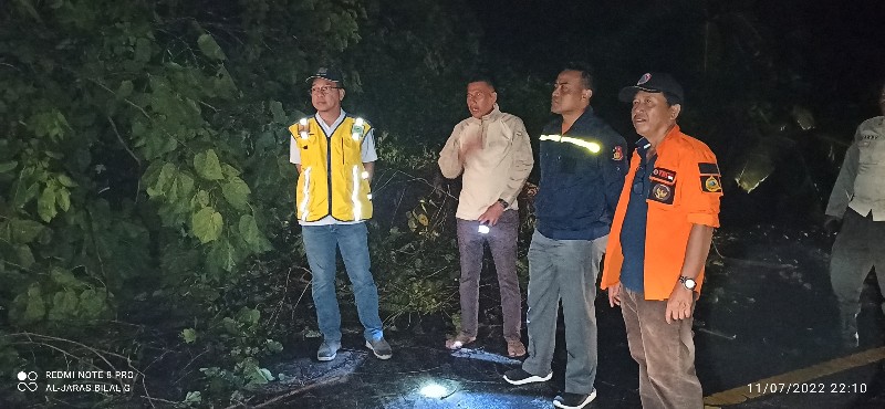 Kapolres Boltim Pantau Pembersihan Longsor dan Banjir di Buyat Bersatu