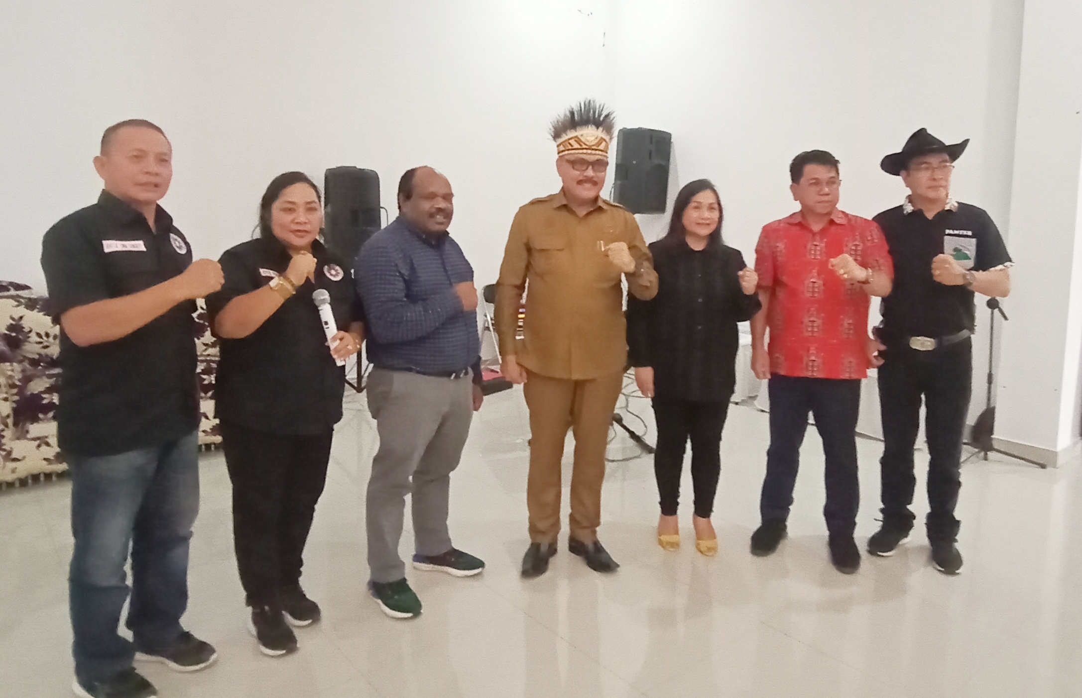 Penjabat Bupati Bolmong Ir Limi Mokodompit MM mengajak para investor dari Papua untuk berinvestasi di Bolmong. Hal ini terungkap dalam pertemuan Kerukunan