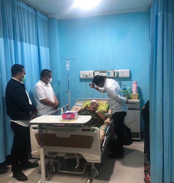 Bupati Boltim Kunjungi Seniman Mongondow Yang Dirawat Akibat Kecelakaan