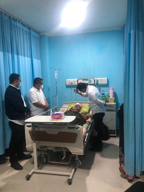Bupati Boltim Kunjungi Seniman Mongondow Yang Dirawat Akibat Kecelakaan