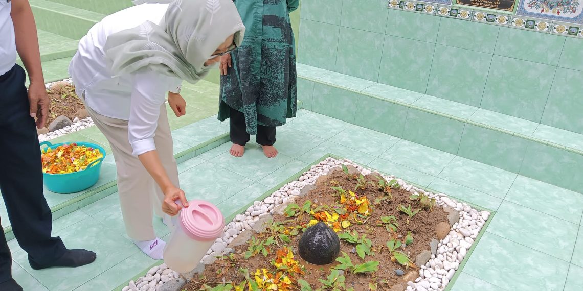 Yasti Soepredjo Mokoagow Ziarah ke Makam H2M