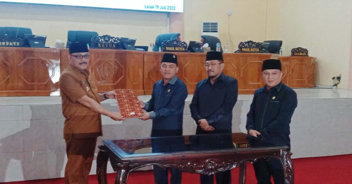 Penjabat Bupati Bolmong Ir Limi Mokodompit MM menandatangani berita acara.