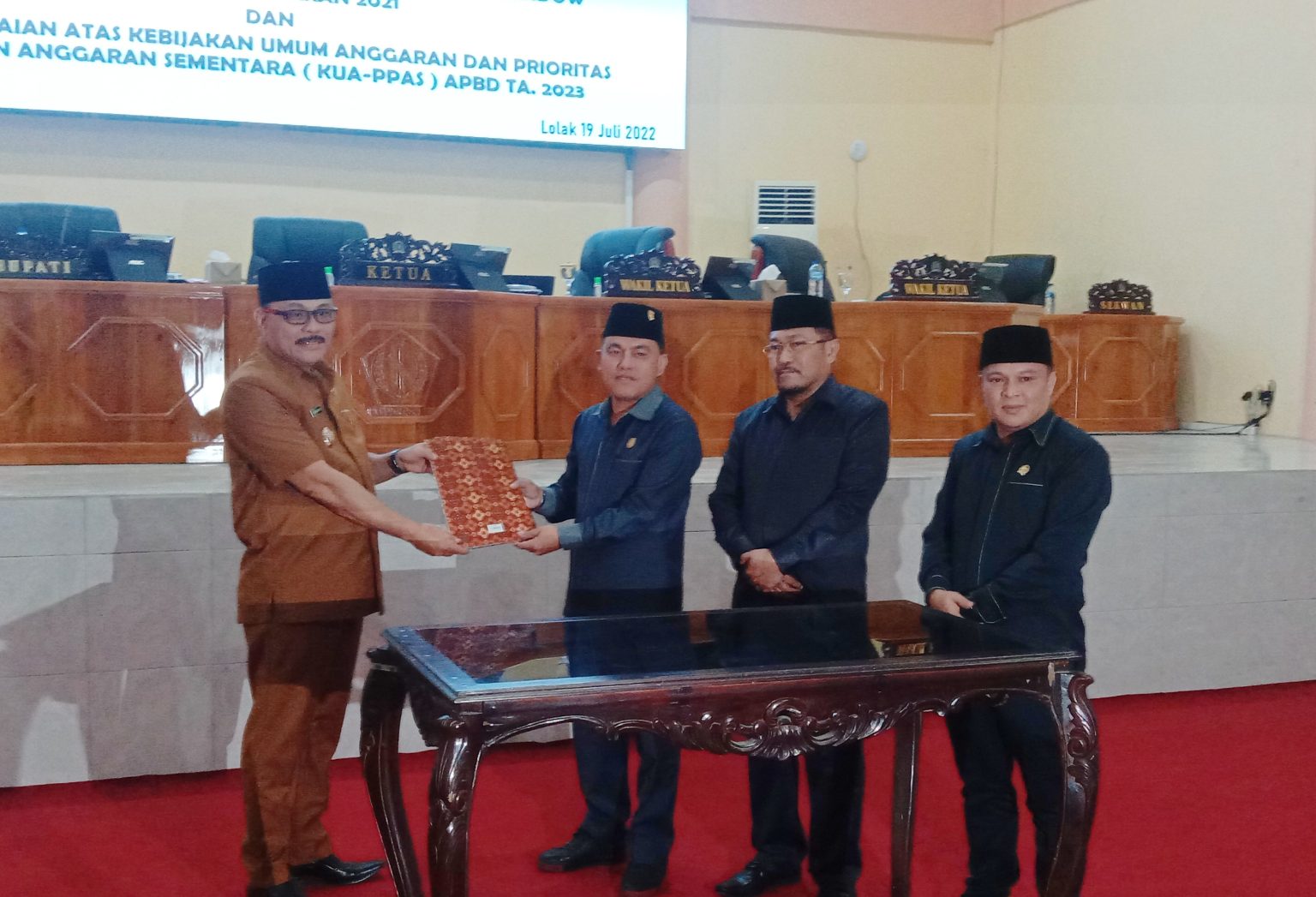 Penjabat Bupati Bolmong Ir Limi Mokodompit MM menandatangani berita acara.