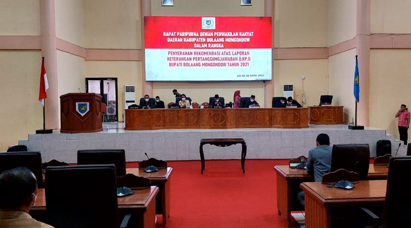 Pansus DPRD Bolmong Serahkan Rekomendasi LKPJ Lewat Rapat Paripurna   ￼