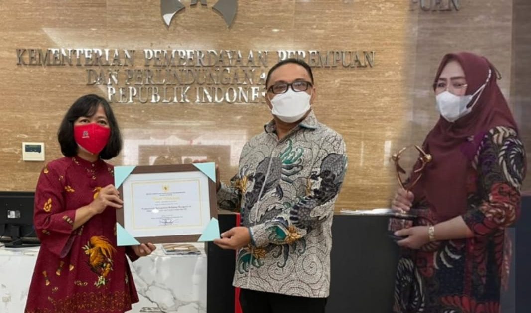 Limi Mokodompit Terima Penghargaan Kabupaten Layak Anak