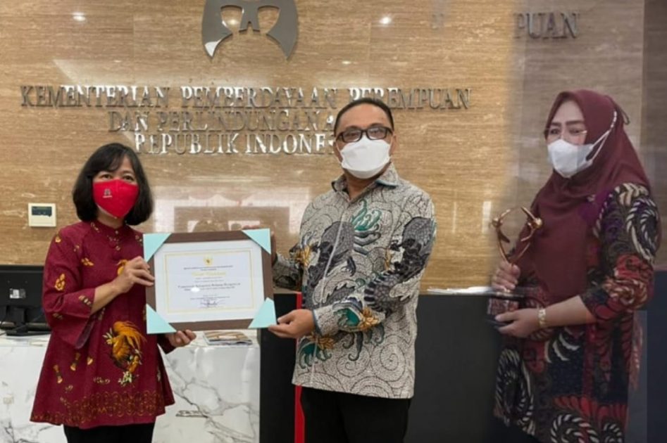 Limi Mokodompit Terima Penghargaan Kabupaten Layak Anak