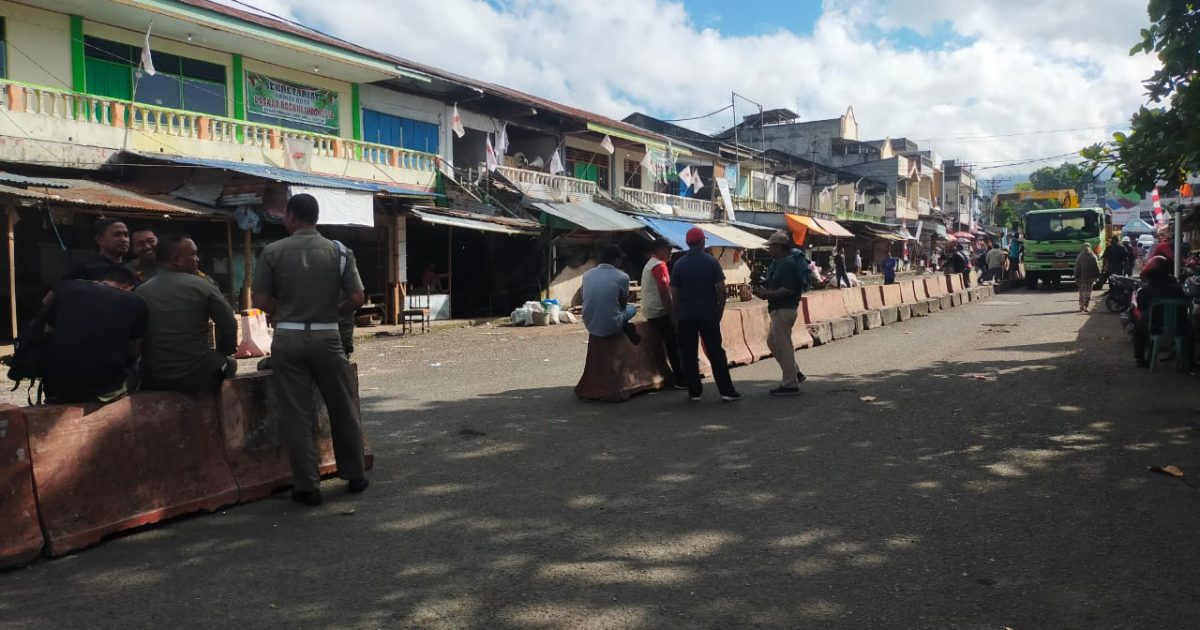 Tim Relokasi Pedagang Tutup Akses Masuk Pasar Serasi dengan Barrier Beton