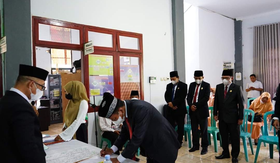 Kepala Kemenag Bolmong Lantik 7 Pejabat Eselon IV