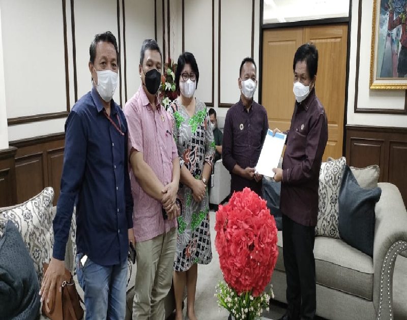 Pengurus harian Persatuan Wartawan Indonesia (PWI) Provinsi Sulawesi Utara (Sulut) yang dipimpin langsung oleh Ketua Voucke Lontaan, didampingi Wakil Ketua Jimmy Endey, Bendahara Pdt. Feybe Lumanauw,
