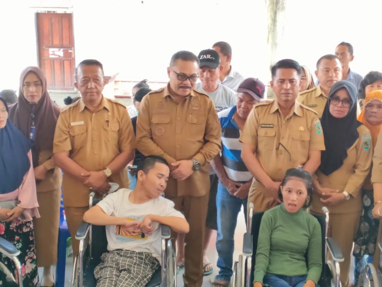 Pj Bupati Bolmong Limi Mokodompit Serahkan Bantuan Bagi Penyandang Disabilitas dan KUBE