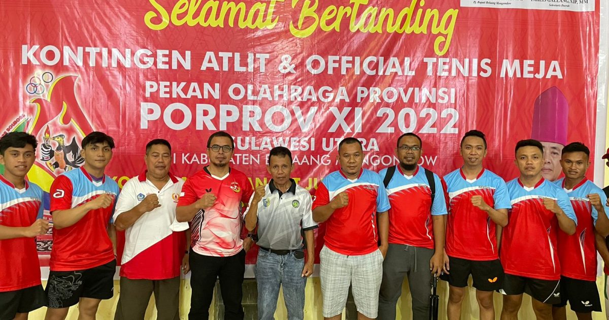 Foto Istimewa Ketua PTMSI Bolmut Sirajudin Lasena bersama Official dan para Atlet Cabor Tenis Meja