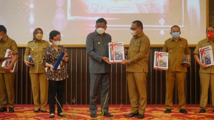 Penjabat Bupati Bolmong Ir Limi Mokodompit MM saat terima Dipa tahun 2023