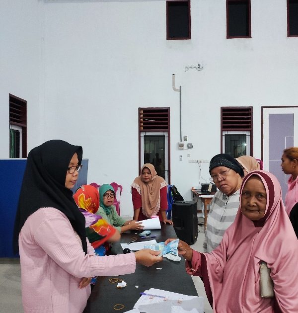 Pemdes Buyat Satu Serahkan BLT Tahap Keempat