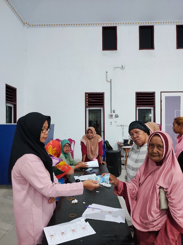 Pemdes Buyat Satu Serahkan BLT Tahap Keempat