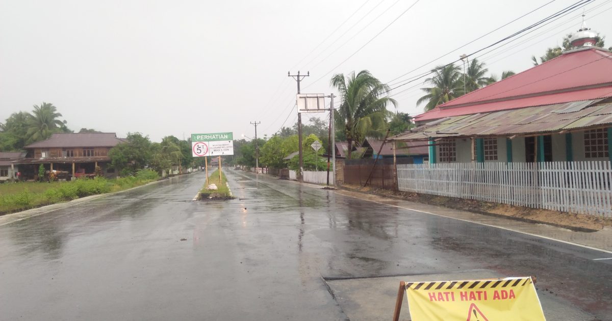 Foto istimewa kondisi jalan pongongihana disertai tanda hati-hati ada pekerjaan jalan