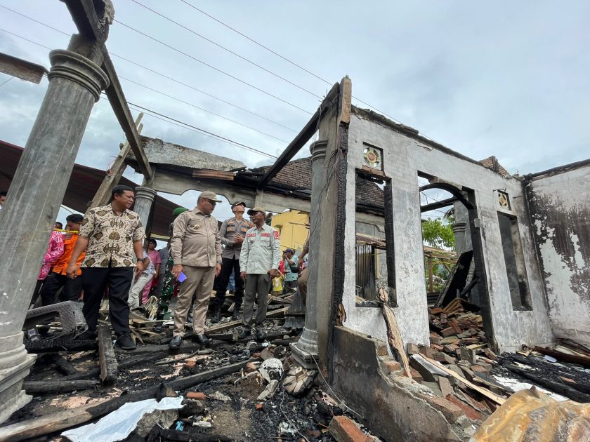 Bupati Limi Santuni Korban Kebakaran Rumah