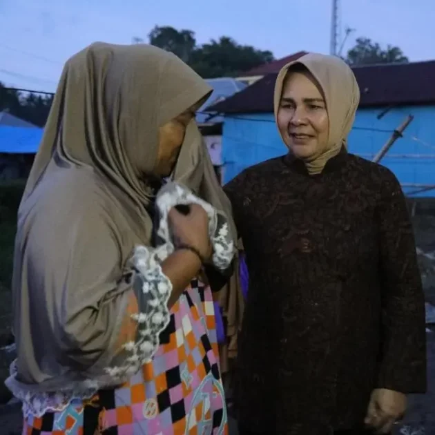 Walikota Tatong Bara Disambut Tangis Haru Warga Saat Kunjungi Korban Banjir Manado