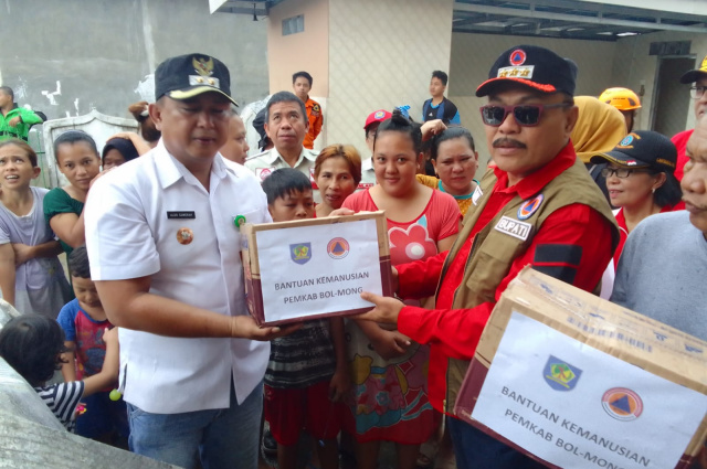 Pj Bupati Bolmong Limi Mokodompit Bantu Warga Korban Banjir Manado